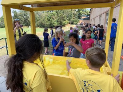 kids buying lemonade